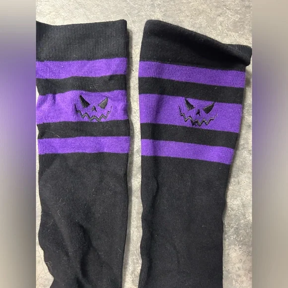 SOURPUSS PURPLE PUMPKIN LONG STRIPED SOCKS SZ 7-10 shoes goth punk - Picture 2 of 3